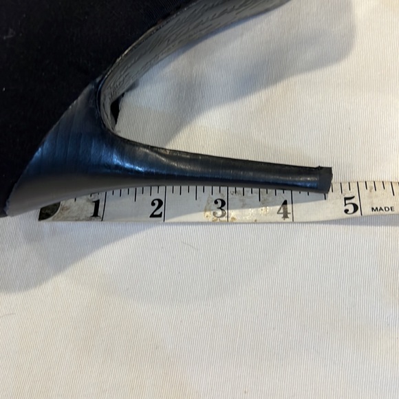 Beverly Feldman black pump with white and black flower on ankle strap - Picture 13 of 14